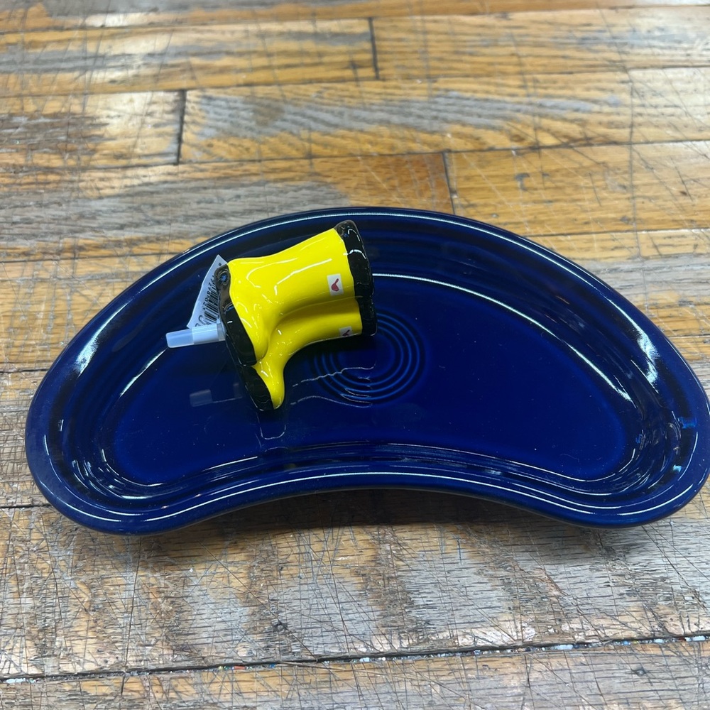 Deep Blue Kidney-Shaped Dish with Yellow Accessory